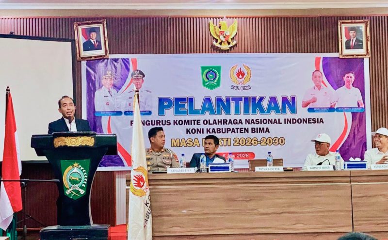Ketua KONI NTB Mori Hanafi melantik dan mengukuhkan dr. H. Irfan beserta jajaran Pengurus KONI Kabupaten Bima masa bakti 2026-2030 di Aula Kantor Bupati Bima, Sabtu (6/6/2026).