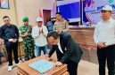 Ketua KONI NTB Mori Hanafi bersama Ketua KONI Kabupaten Bima dr. H. Irfan usai pelantikan pengurus KONI Kabupaten Bima periode 2026-2030.