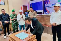 Ketua KONI NTB Mori Hanafi bersama Ketua KONI Kabupaten Bima dr. H. Irfan usai pelantikan pengurus KONI Kabupaten Bima periode 2026-2030.