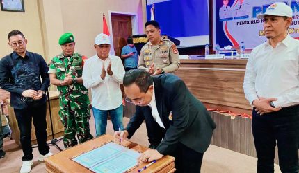 Mori Hanafi bersama dr. H. Irfan usai pelantikan KONI Kabupaten Bima dengan target meningkatkan prestasi olahraga dan mencetak atlet nasional.