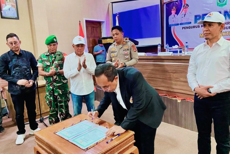 Ketua KONI NTB Mori Hanafi bersama Ketua KONI Kabupaten Bima dr. H. Irfan usai pelantikan pengurus KONI Kabupaten Bima periode 2026-2030.