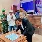 Ketua KONI NTB Mori Hanafi bersama Ketua KONI Kabupaten Bima dr. H. Irfan usai pelantikan pengurus KONI Kabupaten Bima periode 2026-2030.