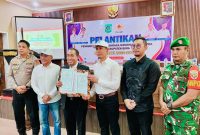 Ketua KONI NTB Mori Hanafi melantik dr. H. Irfan sebagai Ketua KONI Kabupaten Bima periode 2026-2030 di Aula Kantor Bupati Bima.