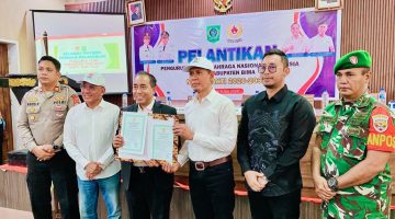 Ketua KONI NTB Mori Hanafi melantik dr. H. Irfan sebagai Ketua KONI Kabupaten Bima periode 2026-2030 di Aula Kantor Bupati Bima.