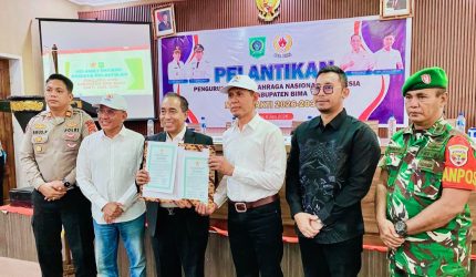 dr. H. Irfan resmi dilantik sebagai Ketua KONI Kabupaten Bima periode 2026-2030 oleh Ketua KONI NTB Mori Hanafi.