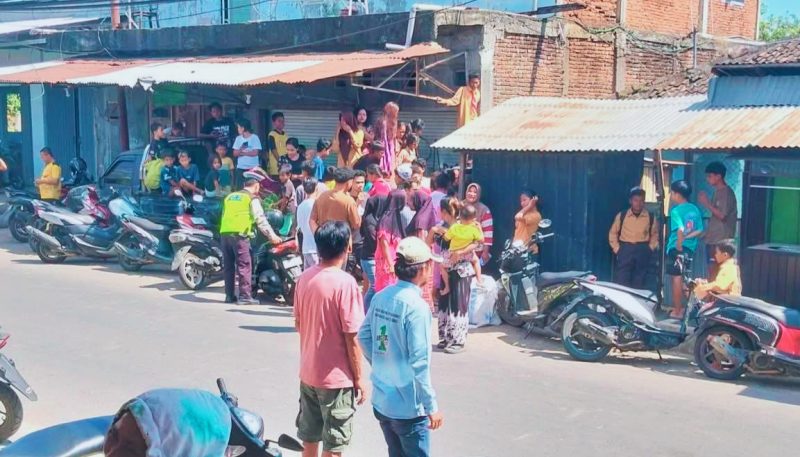 Petugas Satresnarkoba Polres Dompu bersama tim gabungan saat menggelar operasi penegakan hukum di Lingkungan Bali Barat, Kecamatan Dompu, yang berhasil mengamankan tujuh terduga pelaku dan menyita barang bukti diduga sabu seberat 31,71 gram.