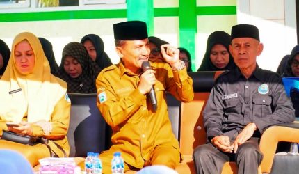 Wabup Dompu Syirajuddin memberikan sosialisasi bahaya narkoba kepada pelajar MTsN 01 Dompu dalam kegiatan P4GN.