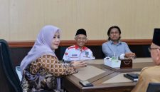 Wakil Gubernur NTB Indah Dhamayanti Putri menerima audiensi DPD APDESI Merah Putih NTB di Mataram. Pertemuan membahas optimalisasi Program Desa Berdaya sebagai upaya mendukung pembangunan desa dan meningkatkan kesejahteraan masyarakat di tengah keterbatasan anggaran.