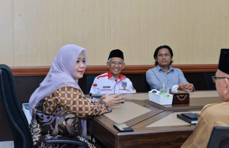 Wakil Gubernur NTB Indah Dhamayanti Putri menerima audiensi DPD APDESI Merah Putih NTB di Mataram. Pertemuan membahas optimalisasi Program Desa Berdaya sebagai upaya mendukung pembangunan desa dan meningkatkan kesejahteraan masyarakat di tengah keterbatasan anggaran.
