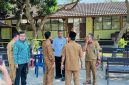 Petugas kepolisian melakukan pengecekan dan pemasangan garis pengaman di area ruang guru SMAN 1 Lingsar yang roboh. Bangunan tersebut diduga ambruk akibat kondisi konstruksi yang rapuh dan kerusakan yang terjadi pascagempa.