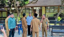 Petugas kepolisian melakukan pengecekan dan pemasangan garis pengaman di area ruang guru SMAN 1 Lingsar yang roboh. Bangunan tersebut diduga ambruk akibat kondisi konstruksi yang rapuh dan kerusakan yang terjadi pascagempa.