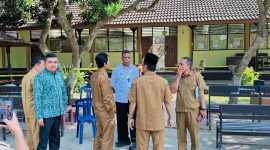 Petugas kepolisian melakukan pengecekan dan pemasangan garis pengaman di area ruang guru SMAN 1 Lingsar yang roboh. Bangunan tersebut diduga ambruk akibat kondisi konstruksi yang rapuh dan kerusakan yang terjadi pascagempa.