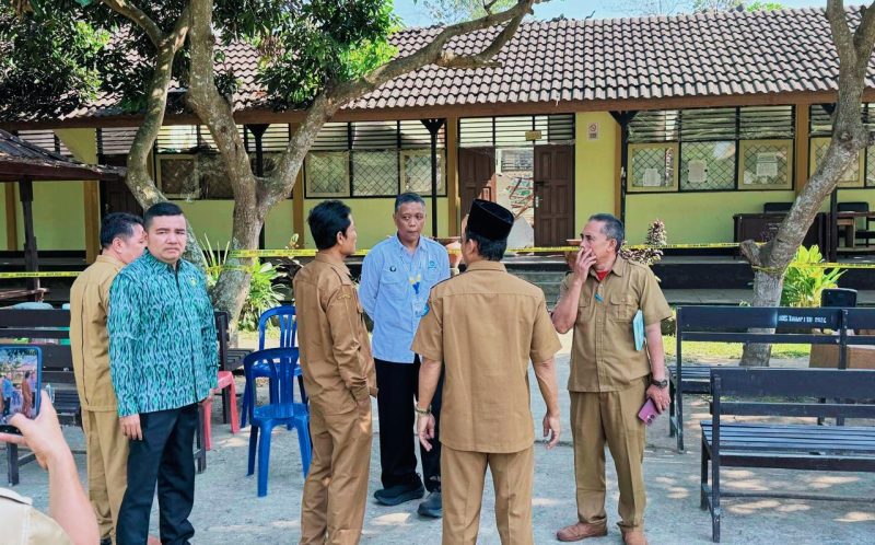 Petugas kepolisian melakukan pengecekan dan pemasangan garis pengaman di area ruang guru SMAN 1 Lingsar yang roboh. Bangunan tersebut diduga ambruk akibat kondisi konstruksi yang rapuh dan kerusakan yang terjadi pascagempa.