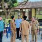 Petugas kepolisian melakukan pengecekan dan pemasangan garis pengaman di area ruang guru SMAN 1 Lingsar yang roboh. Bangunan tersebut diduga ambruk akibat kondisi konstruksi yang rapuh dan kerusakan yang terjadi pascagempa.