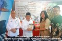 Bupati Lombok Utara Dr. H. Najmul Akhyar didampingi Kepala DKP3 Kabupaten Lombok Utara Tresnahadi menerima cenderamata saat peluncuran aplikasi Sistem Informasi Data Elektronik Sapi (SIDEWI) di Bale Hao Cafe, Desa Sambik Bangkol, Kecamatan Gangga, Rabu (10/6/2026).