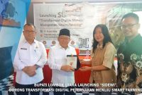 Bupati Lombok Utara Dr. H. Najmul Akhyar didampingi Kepala DKP3 Kabupaten Lombok Utara Tresnahadi menerima cenderamata saat peluncuran aplikasi Sistem Informasi Data Elektronik Sapi (SIDEWI) di Bale Hao Cafe, Desa Sambik Bangkol, Kecamatan Gangga, Rabu (10/6/2026).
