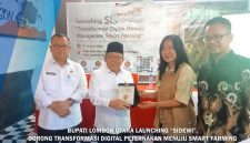 Bupati Lombok Utara Dr. H. Najmul Akhyar didampingi Kepala DKP3 Kabupaten Lombok Utara Tresnahadi menerima cenderamata saat peluncuran aplikasi Sistem Informasi Data Elektronik Sapi (SIDEWI) di Bale Hao Cafe, Desa Sambik Bangkol, Kecamatan Gangga, Rabu (10/6/2026).