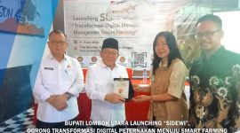 Bupati Lombok Utara Dr. H. Najmul Akhyar didampingi Kepala DKP3 Kabupaten Lombok Utara Tresnahadi menerima cenderamata saat peluncuran aplikasi Sistem Informasi Data Elektronik Sapi (SIDEWI) di Bale Hao Cafe, Desa Sambik Bangkol, Kecamatan Gangga, Rabu (10/6/2026).