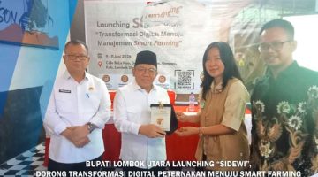 Bupati Lombok Utara Dr. H. Najmul Akhyar didampingi Kepala DKP3 Kabupaten Lombok Utara Tresnahadi menerima cenderamata saat peluncuran aplikasi Sistem Informasi Data Elektronik Sapi (SIDEWI) di Bale Hao Cafe, Desa Sambik Bangkol, Kecamatan Gangga, Rabu (10/6/2026).