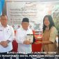 Bupati Lombok Utara Dr. H. Najmul Akhyar didampingi Kepala DKP3 Kabupaten Lombok Utara Tresnahadi menerima cenderamata saat peluncuran aplikasi Sistem Informasi Data Elektronik Sapi (SIDEWI) di Bale Hao Cafe, Desa Sambik Bangkol, Kecamatan Gangga, Rabu (10/6/2026).