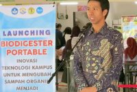 Rektor Universitas Mataram Prof. Dr. Sukardi bersama Kepala BRIDA NTB I Gede Putu Aryadi saat peluncuran Biodigester Portable, inovasi teknologi pengolah sampah organik menjadi energi hijau di Mataram, Rabu (10/6/2026).