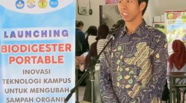 Rektor Universitas Mataram Prof. Dr. Sukardi bersama Kepala BRIDA NTB I Gede Putu Aryadi saat peluncuran Biodigester Portable, inovasi teknologi pengolah sampah organik menjadi energi hijau di Mataram, Rabu (10/6/2026).