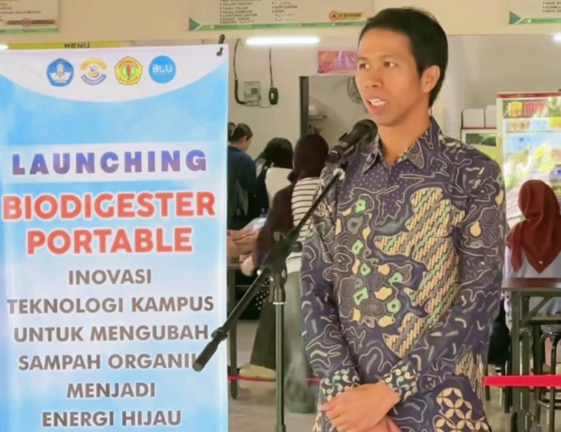 Rektor Universitas Mataram Prof. Dr. Sukardi bersama Kepala BRIDA NTB I Gede Putu Aryadi saat peluncuran Biodigester Portable, inovasi teknologi pengolah sampah organik menjadi energi hijau di Mataram, Rabu (10/6/2026).