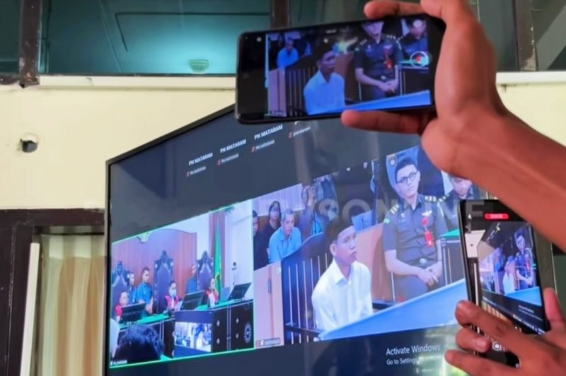 Terdakwa Radit Ardhiansyah menjalani sidang putusan di Pengadilan Negeri Mataram, Rabu (10/6/2026). Majelis hakim menjatuhkan vonis 6 tahun penjara dalam kasus kematian mahasiswi Ni Made Vaniradya Puspa Nitra alias Vira di Pantai Nipah.