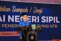 Sekretaris Daerah Provinsi NTB, Abul Chair, memberikan arahan kepada ASN dalam acara Pengambilan Sumpah dan Janji PNS Lingkup Pemerintah Provinsi NTB di Graha Bhakti Praja, Kantor Gubernur NTB.