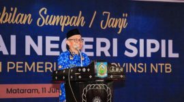 Sekretaris Daerah Provinsi NTB, Abul Chair, memberikan arahan kepada ASN dalam acara Pengambilan Sumpah dan Janji PNS Lingkup Pemerintah Provinsi NTB di Graha Bhakti Praja, Kantor Gubernur NTB.