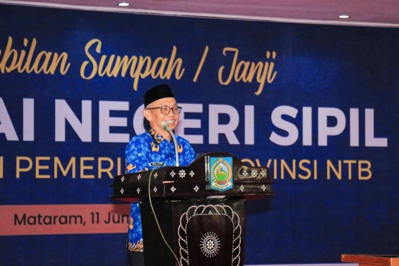 Sekretaris Daerah Provinsi NTB, Abul Chair, memberikan arahan kepada ASN dalam acara Pengambilan Sumpah dan Janji PNS Lingkup Pemerintah Provinsi NTB di Graha Bhakti Praja, Kantor Gubernur NTB.