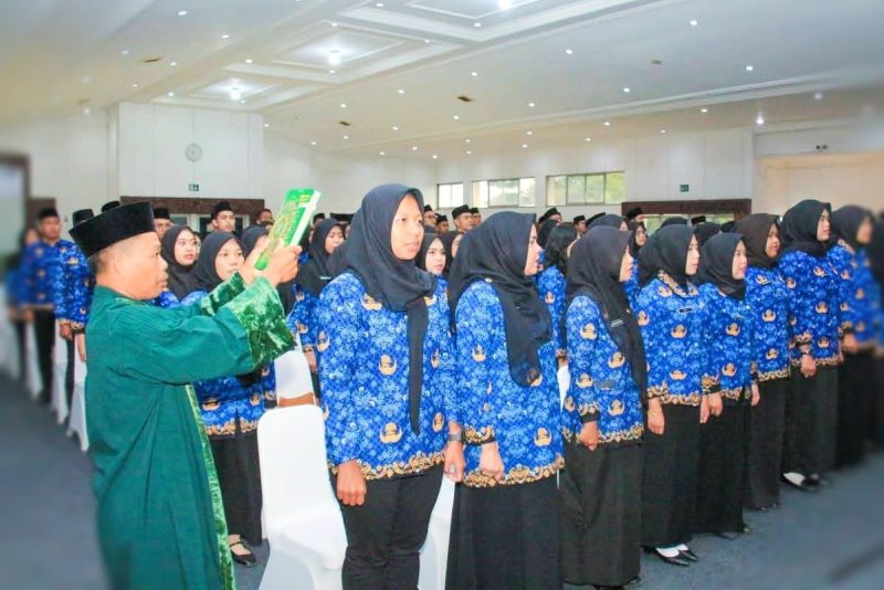 Sebanyak 146 ASN mengikuti prosesi pengambilan sumpah dan janji Pegawai Negeri Sipil (PNS) di Graha Bhakti Praja, Kantor Gubernur NTB, sebagai bagian dari penguatan komitmen dan integritas sebagai aparatur negara.