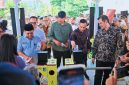 Bupati Lombok Barat H. Lalu Ahmad Zaini (LAZ) saat meresmikan penerapan sistem e-ticketing di Pelabuhan Senggigi untuk mendukung wisata digital.