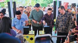 Bupati Lombok Barat H. Lalu Ahmad Zaini (LAZ) saat meresmikan penerapan sistem e-ticketing di Pelabuhan Senggigi untuk mendukung wisata digital.
