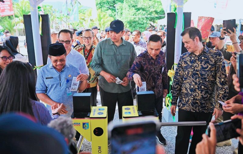 Bupati Lombok Barat H. Lalu Ahmad Zaini (LAZ) saat meresmikan penerapan sistem e-ticketing di Pelabuhan Senggigi untuk mendukung wisata digital.