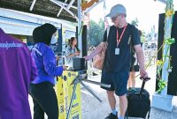 Terlihat seorang wisatawan asing saat memasuki Pelabuhan Senggigi menggunakan sistem e-ticketing sebagai bagian dari penerapan digitalisasi layanan transportasi wisata.