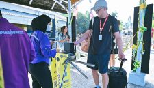 Terlihat seorang wisatawan asing saat memasuki Pelabuhan Senggigi menggunakan sistem e-ticketing sebagai bagian dari penerapan digitalisasi layanan transportasi wisata.