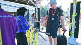 Terlihat seorang wisatawan asing saat memasuki Pelabuhan Senggigi menggunakan sistem e-ticketing sebagai bagian dari penerapan digitalisasi layanan transportasi wisata.