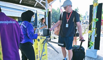 Wisatawan asing menggunakan e-ticketing saat masuk Pelabuhan Senggigi Lombok Barat