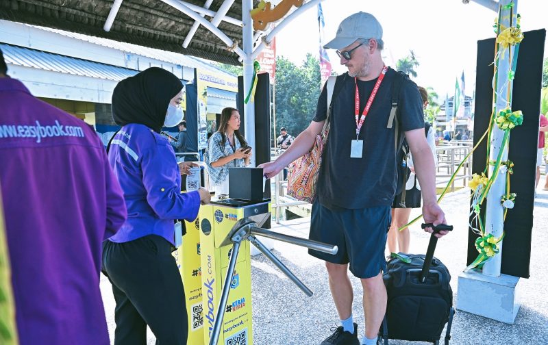 Terlihat seorang wisatawan asing saat memasuki Pelabuhan Senggigi menggunakan sistem e-ticketing sebagai bagian dari penerapan digitalisasi layanan transportasi wisata.