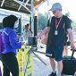 Terlihat seorang wisatawan asing saat memasuki Pelabuhan Senggigi menggunakan sistem e-ticketing sebagai bagian dari penerapan digitalisasi layanan transportasi wisata.