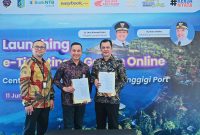 Bank NTB Syariah bersama PT Easybook Teknologi Indonesia saat penandatanganan kerja sama penerapan sistem pembayaran digital Easybook untuk mendukung e-ticketing dan transformasi digital layanan transportasi di Pelabuhan Senggigi, Lombok Barat.