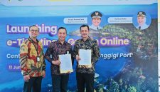 Bank NTB Syariah bersama PT Easybook Teknologi Indonesia saat penandatanganan kerja sama penerapan sistem pembayaran digital Easybook untuk mendukung e-ticketing dan transformasi digital layanan transportasi di Pelabuhan Senggigi, Lombok Barat.