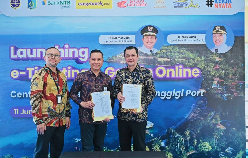 Bank NTB Syariah bersama PT Easybook Teknologi Indonesia saat penandatanganan kerja sama penerapan sistem pembayaran digital Easybook untuk mendukung e-ticketing dan transformasi digital layanan transportasi di Pelabuhan Senggigi, Lombok Barat.