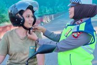 Personel Unit Kamsel Sat Lantas Polres Bima Kota memberikan edukasi keselamatan berlalu lintas kepada pengendara di Lampu Merah Gunung Dua, Kota Bima.