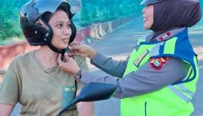 Personel Unit Kamsel Sat Lantas Polres Bima Kota memberikan edukasi keselamatan berlalu lintas kepada pengendara di Lampu Merah Gunung Dua, Kota Bima.
