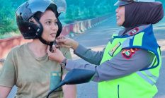 Polisi Bima ‘Turun ke Jalan’ di Lampu Merah Gunung Dua, Pengendara Langsung Dapat Edukasi Keselamatan