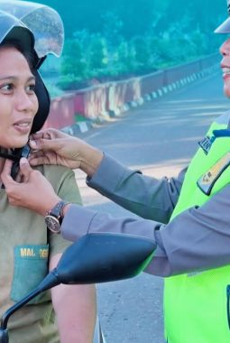 Polisi Bima ‘Turun ke Jalan’ di Lampu Merah Gunung Dua, Pengendara Langsung Dapat Edukasi Keselamatan
