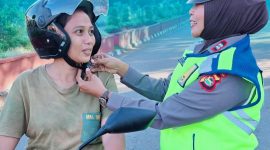 Personel Unit Kamsel Sat Lantas Polres Bima Kota memberikan edukasi keselamatan berlalu lintas kepada pengendara di Lampu Merah Gunung Dua, Kota Bima.