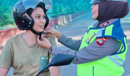 Polisi Bima memberikan edukasi keselamatan berlalu lintas kepada pengendara di Lampu Merah Gunung Dua Kota Bima